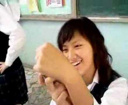 孟穎玩手機