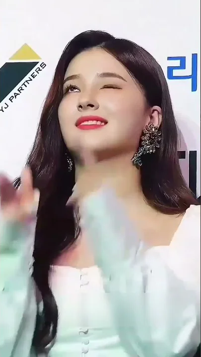 cutest smail Nancy momoland