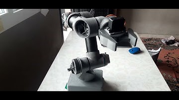 3d printed 5 axis educational robotic arm.