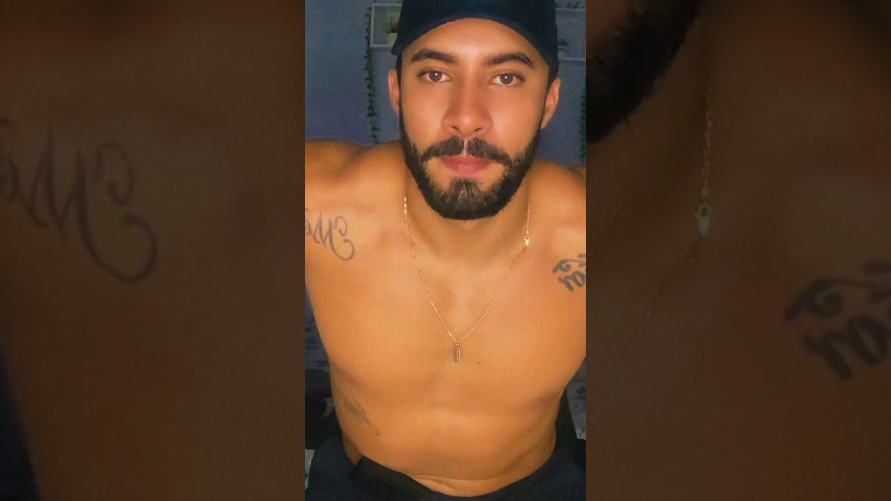 Эстетика комнаты отдыха с мускулистым мужчиной