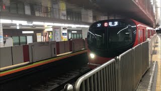 東京メトロ2000系2011編成が発車するシーン