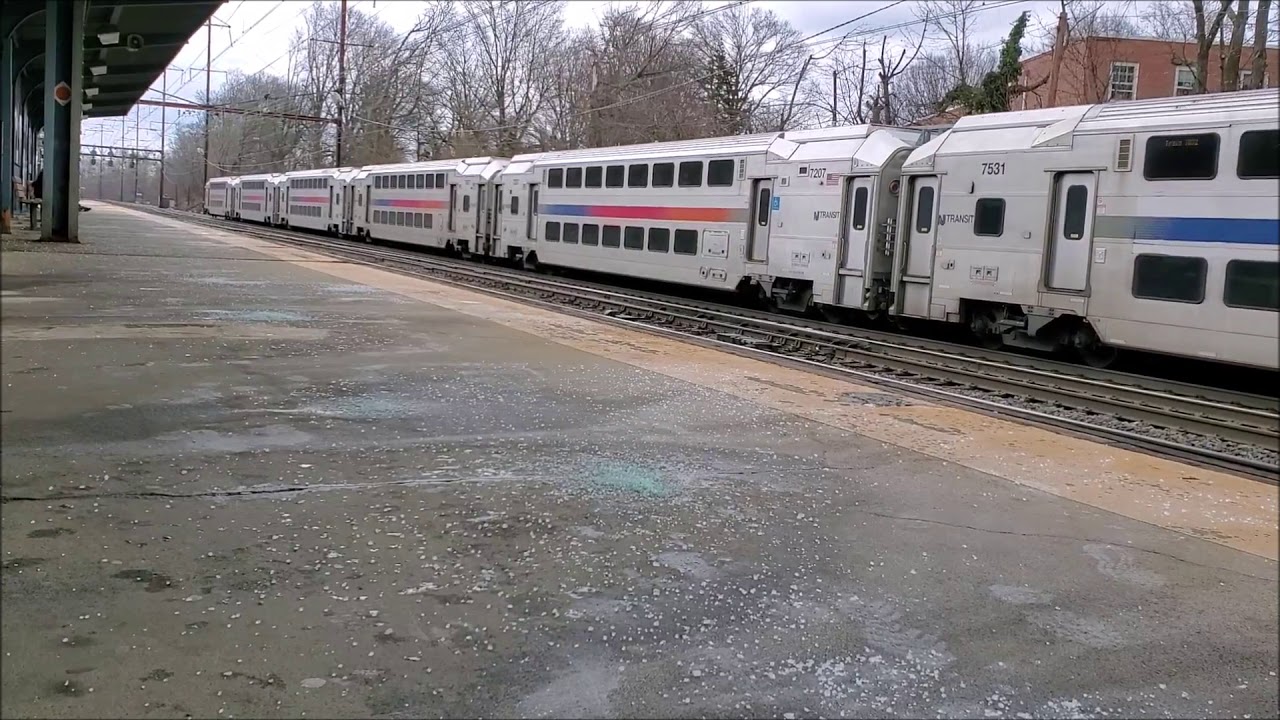 NJ Transit Train 7832 at Metuchen