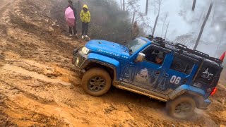 Driving An Off-Road Vehicle Over This Slope Is A Difficult Challenge | Extreme Off-Road