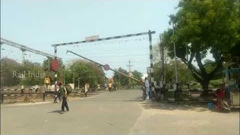 RailGate | Struggling LC Gate Non Stop Siren ! Waiting People at Level Crossing | Rail India