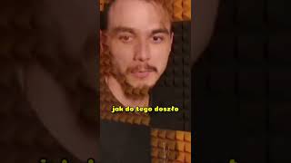 On jest w ścianach...