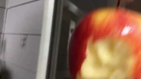 Pepper eats a apple