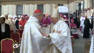 ⁣Llegada de Benedicto XVI a canonización de Juan Pablo II y Juan XXIII