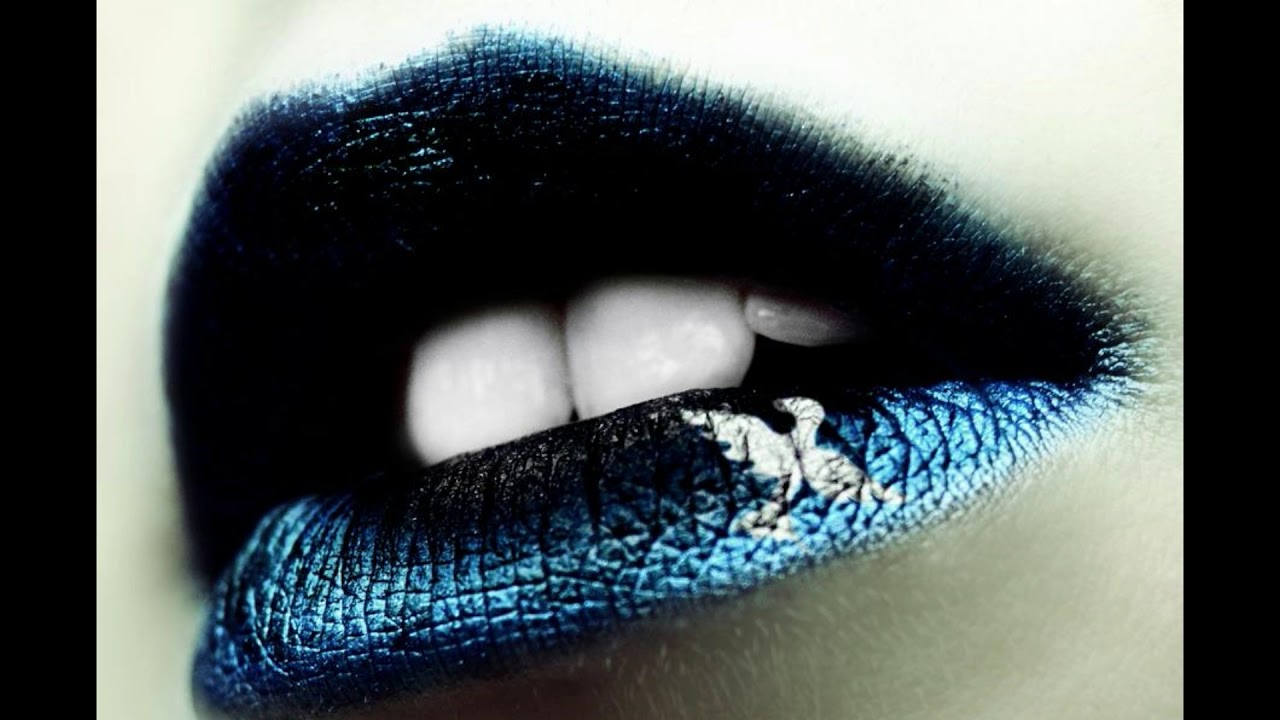 сине черные губы. темно синяя помада. синяя помада для губ. голубые губы макияж. синяя помада для губ.