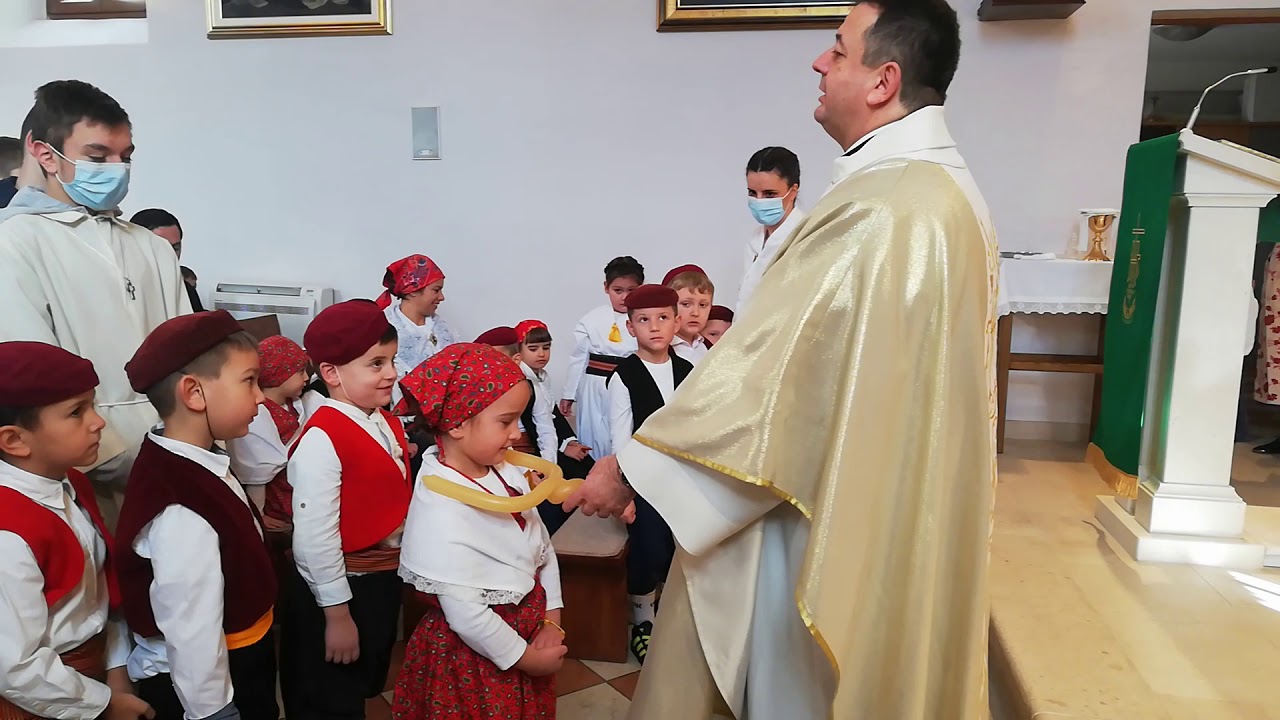 MALI ČUVARI BAŠTINE Vrtićki mališani iz 'Male kuće' grličali se u nošnjama 26 YouTube player