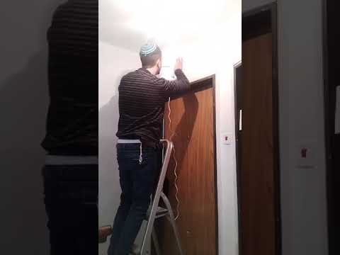 עבודת חשמל והתקנה תאורה חיצונית בכניסה לבית בחדר המדרגות עם מפסק פנימי(בתשלום מוזל)