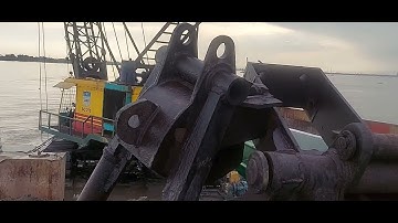 Xáng cạp cát trên sông( cạp lên xà lan 500 khối)