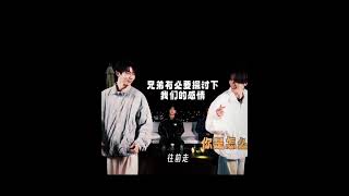 【祺鑫】虽然他们俩的动作不太一样,但是很明显看出来动作是匹配的,丁哥说悄悄话,马哥就把耳朵伸过去,马哥伸手,丁哥就回握 #祺鑫 #风年 #qixin #马嘉祺 #丁程鑫 #时代少年团 #tnt