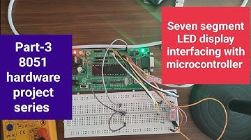 zeven segment LED-display dat communiceert met de hardware van de microcontroller 8051||Geeft 0 t...
