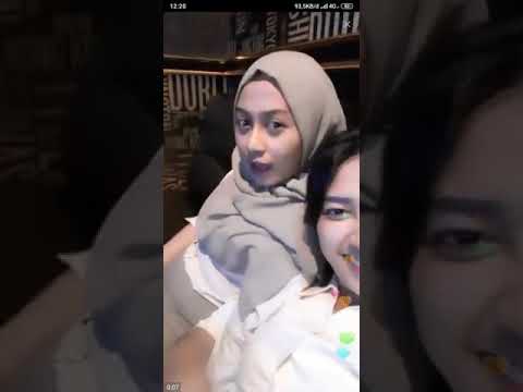 Liatin uting jilbab hot goyang mantoel sambil remas remas