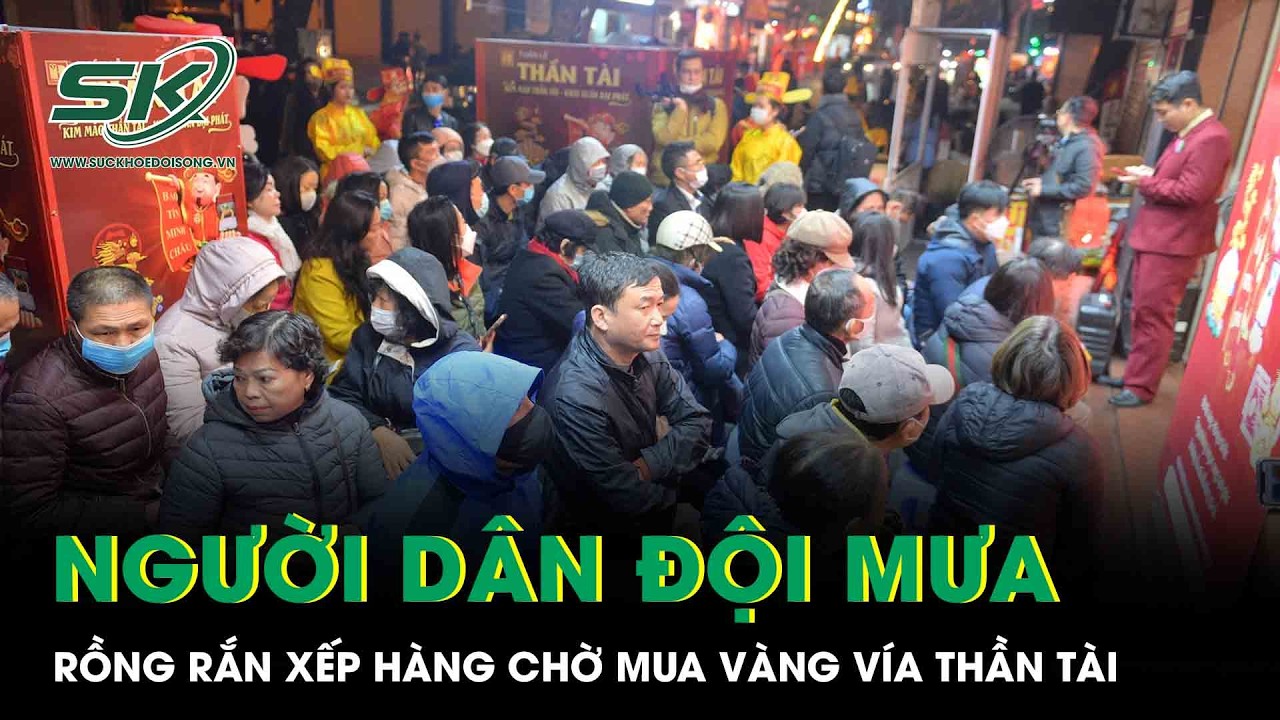 Hà Nội: Người dân đội mưa xuyên đêm, rồng rắn xếp hàng dài chờ mua vàng vía Thần tài