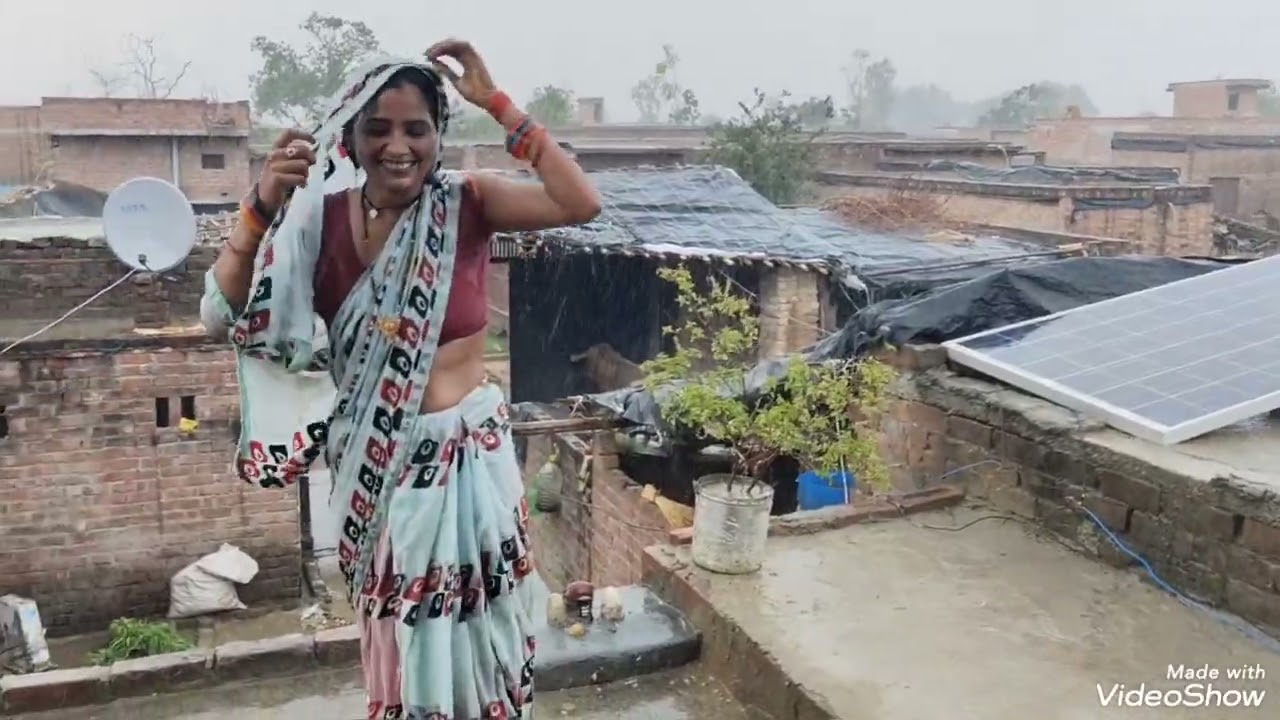 Savan ki pahli barish mein mauj masti karte hue#viralvideo ...