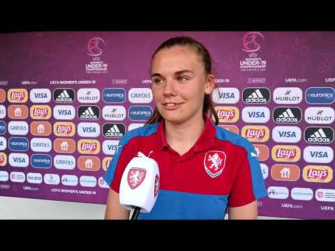 Ženy U19 | Trenér Navrátil a záložnice Tenkrátová před startem ME WU19 2022
