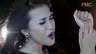 Video thumbnail of "Ernie Zakri Feat. Daly Filsuf - Sedetik Cinta (Official Music Video)"