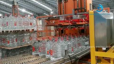 Horizontal type water bottle barrel pail robot grapping hands palletizing machine with plate placing