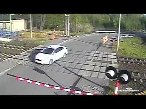 Radziwiłłów: Wypadek na przejeździe kolejowo-drogowym