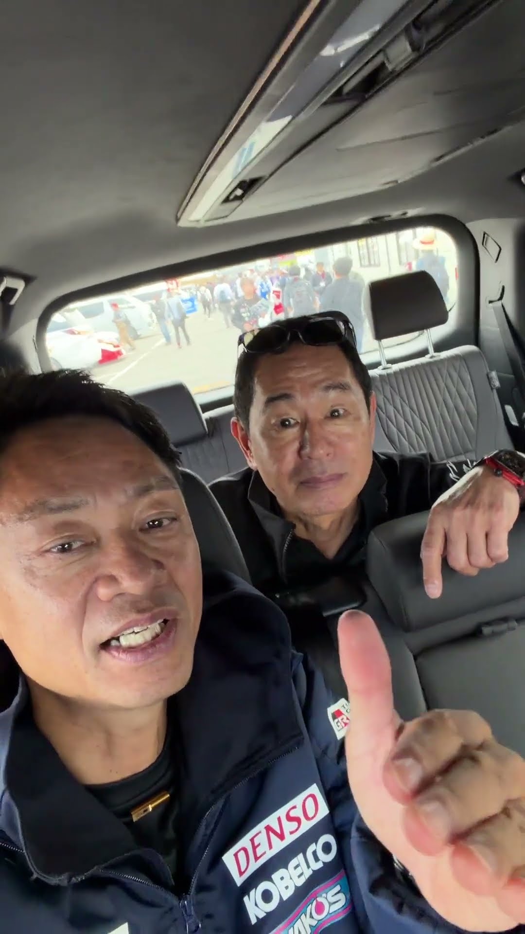 ブリヂストンTシャツバトル選手権に向かうスーパースター、DK 土屋圭市