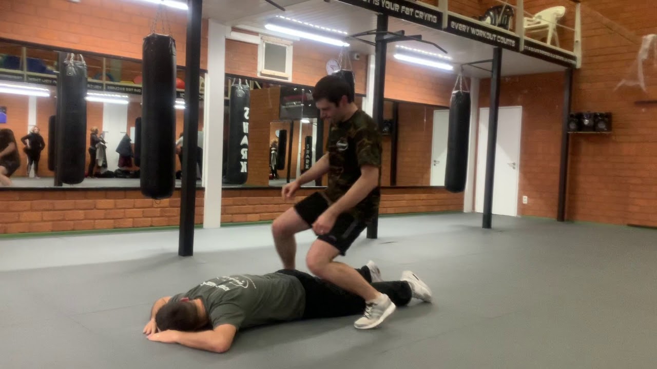 krav Maga étranglement arrière au sol