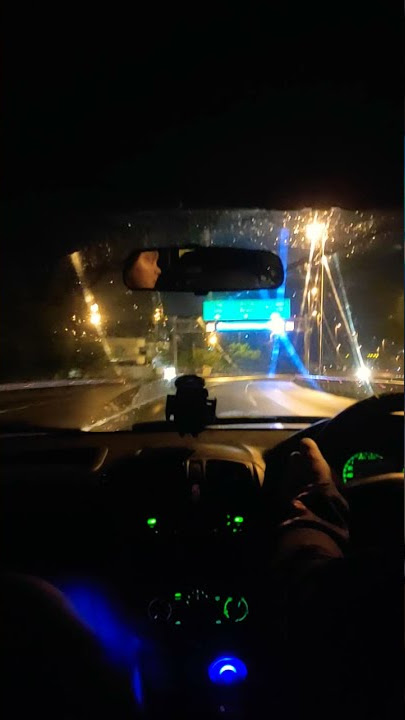 Story' wa IG nyetir mobil di tegah malam sambil dengerin musik