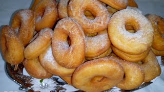 Beignets  donuts avec sucre glacé