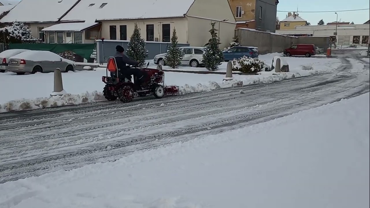 Sněhová pohotovost, rychlý úklid sněhu z chodníků, parkovišť a cest. Snow emergency.