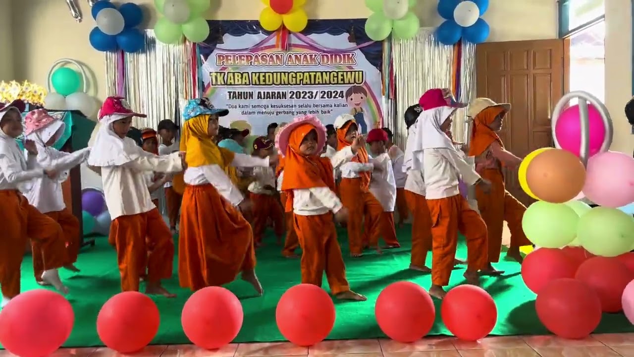 Hanin usia paud tapi masuk tk jadi kecil sendiri deh 