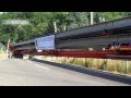 Arrivée des deux  premiers tronçons du "pont de la Grotte", dans le Sanctuaire de Lourdes