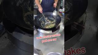 wok master making pad see ew on the streets of Bangkok  #contentcreator #bkk #travel #thailand