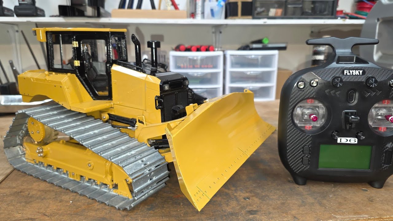 Unboxing the 1/14 RC Cat D6 hydraulic dozer, issues were found.