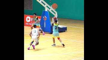 Pha cứu bóng vô tình trở thành kiến tạo hoàn hảo giúp Phúc Vinh lấy lại thế dẫn trước cho Hà Nội