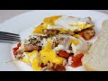 Яичница с беконом на сковороде с луком и перцем (Вкусный и быстрый рецепт!)