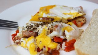 Яичница с беконом на сковороде с луком и перцем (Вкусный и быстрый рецепт!)