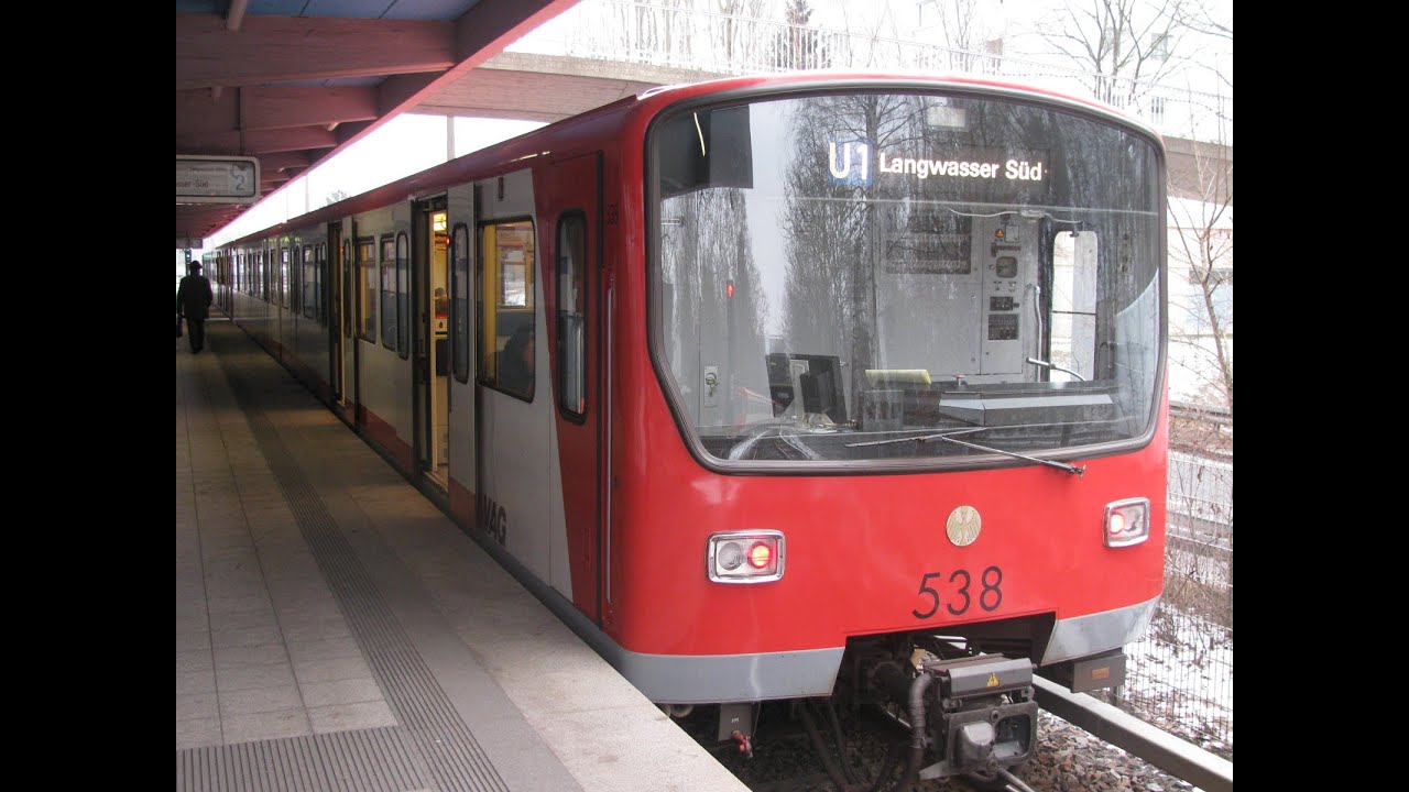 DT2 Wagen 538 der U-Bahn Nürnberg im Regen