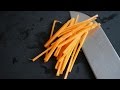 Tailler une carotte en julienne