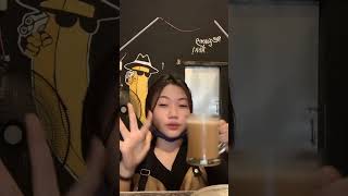 tik tok cewek cantik ngopi sambil ngeleak