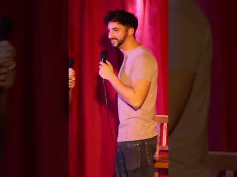 Comediante recebe cantada