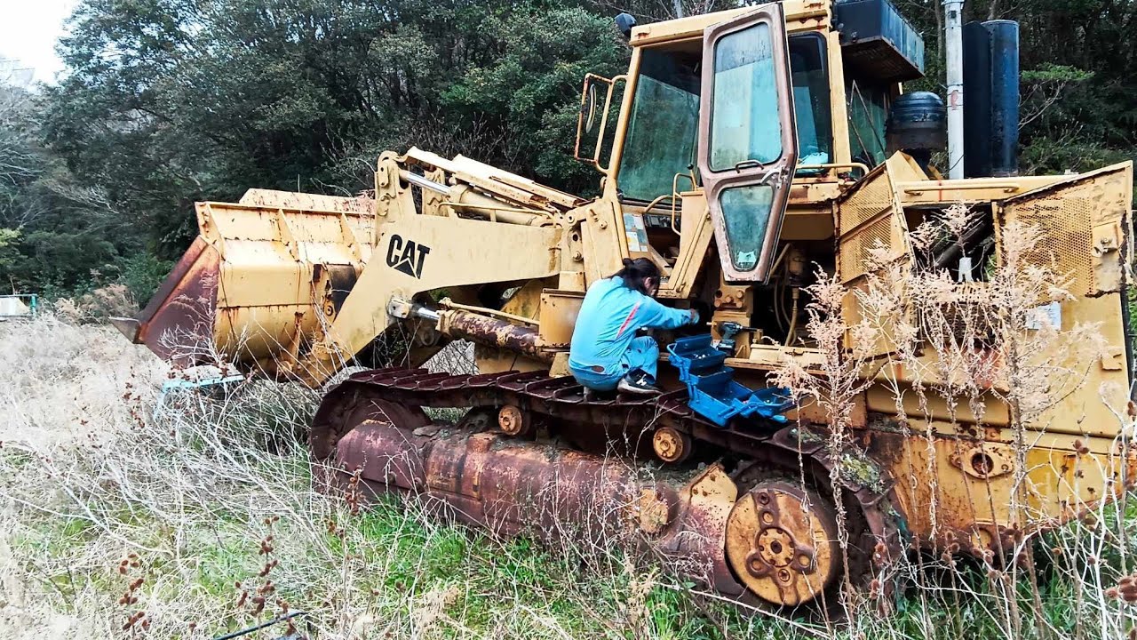 30tブル CAT 973 引き上げ[前編] BULLDOZER SALVAGE [1st］ - YouTube