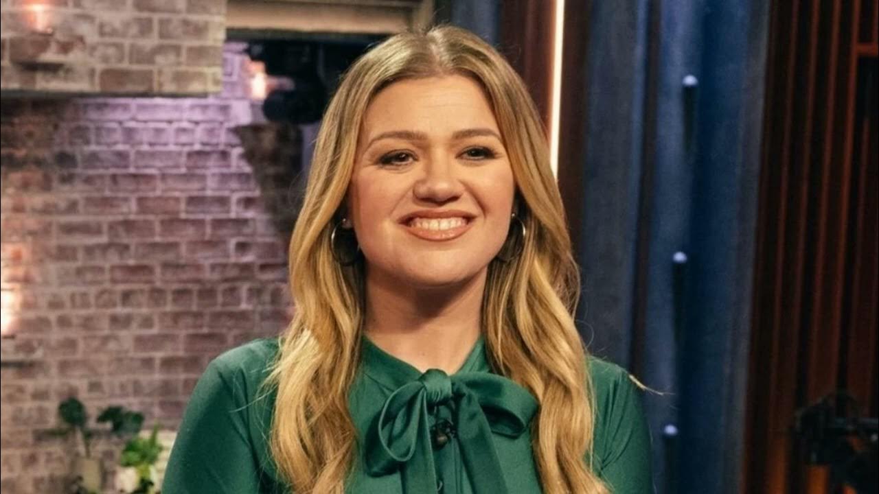 Kelly Clarkson Stuns Fans in Holiday Themed Outfit During NBC Holiday