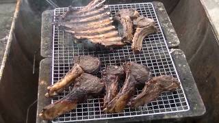 猟師メシ　鹿チャップ　エゾシカ肉のリブ背ロース付き　炭焼きスペアリブ