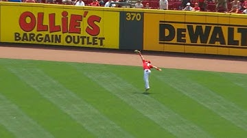 WSH@CIN: Gennett makes a smooth catch for the out
