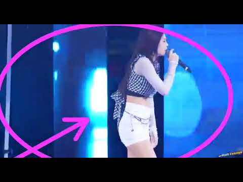 Jennie se olvida de la letra , y sus compañeras la Ayudan! 💕