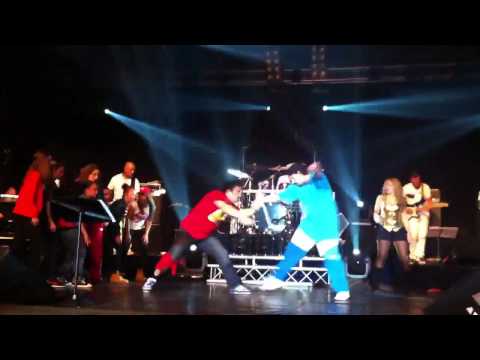 Boogie Down dancers bij Flat Out (HQ) -Beat it