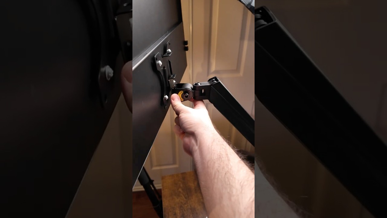 Si tu monitor ocupa mucho espacio, una Brazo articulado puede ayudarte