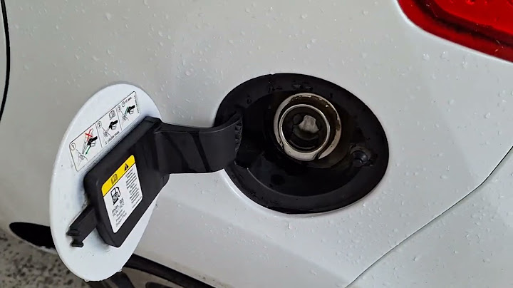How to put fuel in Ford Fiesta MK7?