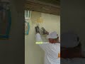 Nach dem Abkleben setzen wir die Profilecken und armieren die komplette Fassade