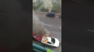Protestanten zünden Polizeiautos an G20 Gipfel Hamburg 07.07.2017
